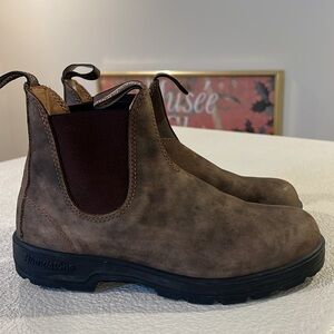 Blundstone boot in rustic brown